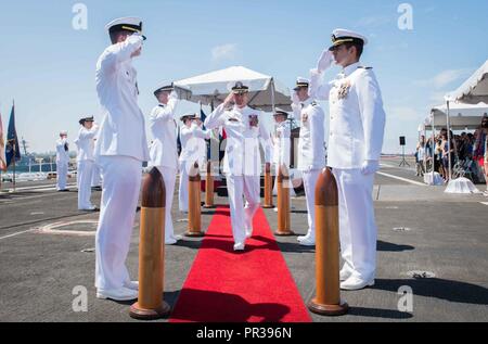 SAN DIEGO (27. Juli 2017) Seite Jungs machen Ehren zu Kapitän Craig Clapperton, ehemaliger kommandierender Offizier der Theodore Roosevelt während der USS Theodore Roosevelts Ändern des Befehls Zeremonie auf dem Flugdeck statt. Kapitän Carlos Sardiello entlastet Kapitän Craig Clapperton, als Kommandierender Offizier der Flugzeugträger USS Theodore Roosevelt (CVN 71). Theodore Roosevelt ist derzeit in seinen Heimathafen San Diego günstig. Stockfoto