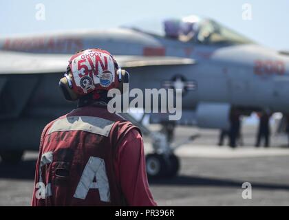 Arabischen Golf (31. Juli 2017) U.S. Navy Aviation Ordnanceman 2. Klasse Zachary Watt, vom Cedar Springs, Michigan, beobachtet den Flugbetrieb an Bord der Flugzeugträger USS Nimitz (CVN 68), 31. Juli 2017, in den Persischen Golf. Der Nimitz ist in den USA der 5. Flotte Bereich der Operationen zur Unterstützung der Operation inhärenten Lösung bereitgestellt. Während in dieser Region, das Schiff und Streik Gruppe leiten Maritime Security Operations Verbündeten und Partnern zu beruhigen, die Freiheit der Schifffahrt zu bewahren und den freien Fluss des Handels halten. Stockfoto