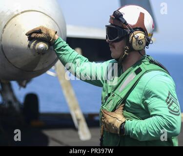 Arabischen Golf (31. Juli 2017) US Marine Corps Gunnery Sgt. Stewart Reitmire, von Parkersburg, W. V., beobachtet den Flugbetrieb an Bord der Flugzeugträger USS Nimitz (CVN 68), 31. Juli 2017, in den Persischen Golf. Der Nimitz ist in den USA der 5. Flotte Bereich der Operationen zur Unterstützung der Operation inhärenten Lösung bereitgestellt. Während in dieser Region, das Schiff und Streik Gruppe leiten Maritime Security Operations Verbündeten und Partnern zu beruhigen, die Freiheit der Schifffahrt zu bewahren und den freien Fluss des Handels halten. Stockfoto