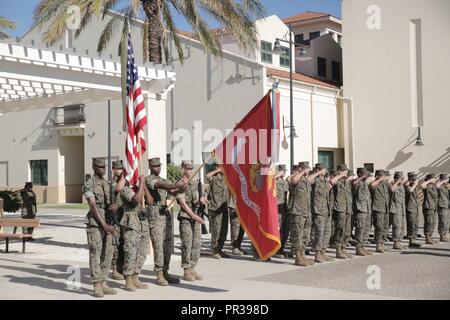 Marines mit Combat Logistik Bataillon 6 render begrüßt für Farben bei einer Übertragung der Autorität Zeremonie am Naval Air Station Sigonella, Italien, 28. Juli 2017. Während der Zeremonie, Oberstleutnant Shawn S. Grzybowski, kommandierender Offizier der CLB-8, übertragene Autorität von Special Purpose Marine Air-Ground Task Force-Crisis Response-Africa Logistik combat Element Oberstleutnant Karin Fitzgerald, kommandierender Offizier der CLB-6. SPMAGTF-CR-AF LCE bietet logistische Unterstützung für die gesamte SPMAGTF-CR-AF ermöglicht den Schutz der US-Personen-, Sach- und Interessen in Europa und Afrika. Stockfoto