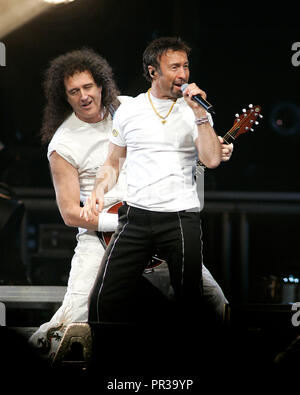 Brian May (L) und Paul Rodgers mit Queen in Konzert in der American Airlines Arena in Miami, Florida am 3. März 2006. Stockfoto