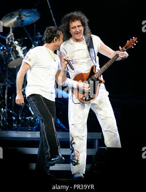Brian May (R) und Paul Rodgers mit Queen in Konzert in der American Airlines Arena in Miami, Florida am 3. März 2006. Stockfoto
