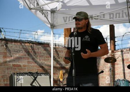 Army veteran Joseph Cox spricht für die Mitglieder der Bekämpfung der Veteranen Motorrad Verein am Rio Bravo Brewing Company am 22. Juli in Albuquerque. Cox sprach über suizidprävention in der Veteran der Gemeinschaft Stockfoto