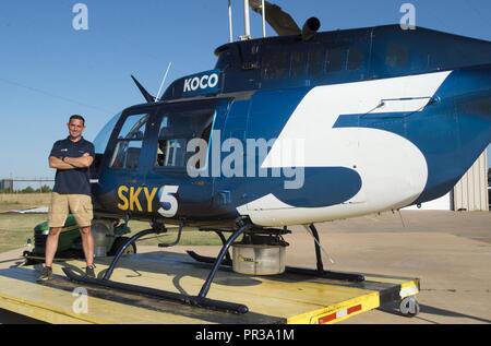 Treffen Chase Rutledge, Pilot für KOCO News Channel 5 in Oklahoma City, Oklahoma Army National Scots Guards. Drei der Oklahoma Army National Guard Hubschrauberpiloten bohren zusammen in der gleichen Einheit in Tulsa, Oklahoma, wodurch sie Mannschaftskameraden in der Guard, sondern wegen ihrer zivilen Beruf, sie Wettbewerber sind in den Himmel. Chief Warrant Officer 3 Jon Welsh, Pilot für KFOR News Channel 4 in Oklahoma City, Chief Warrant Officer 4 Chase Rutledge, Pilot für KOCO News Channel 5 und Chief Warrant Officer 4 Kavanagh, Pilot für kotv Nachrichten auf 6 in Tulsa, Oklahoma, haben sich in der OKARNG fo serviert. Stockfoto