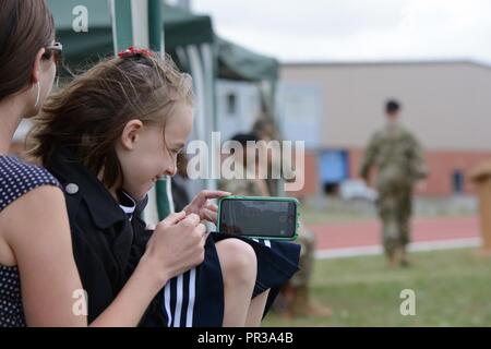 Dr. Melissa McCaw und Brenna McGuire notieren Sie die dankesrede von ihrem Ehemann und Vater, der U.S. Army Command Sgt. Maj. Timothy D. McGuire, die neue Führungskraft mit 39Th Signal Battalion, in Chièvres, Belgien, 27. Juli 2017 eingezogen. Stockfoto