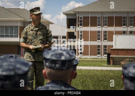 Us Marine Corps Maj. Jacob H. Wilde, Marine Offizier Instructor, Virginia Military Institute, gibt seine Erläuterungen während der Karriere orientierte Ausbildung für die Midshipmen (CORTRAMID) Marine Woche, Camp Geiger, N.C., 30. Juli 2017. Der Zweck der CORTRAMID ist es, den Studenten zu Chancen in der Fleet Marine zu entlarven und ein Interesse an einer Marine Corps Kommission generieren. Stockfoto