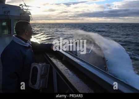 Meer (Okt. 2010) 17, 2017) Leutnant Philip Webster, Schiffe, Kaplan, Uhren der Arleigh-Burke-Klasse geführte-missile Destroyer, USS Donald Cook (DDG75) transit in der Irischen See, 17. Okt. 2017. Donald Cook, Vorwärts - Rota, Spanien bereitgestellt ist auf der sechsten Patrouille in den USA 6 Flotte Bereich der Maßnahmen zur Unterstützung der regionalen Verbündeten und Partner, und die nationale Sicherheit der USA Interessen in Europa. Stockfoto