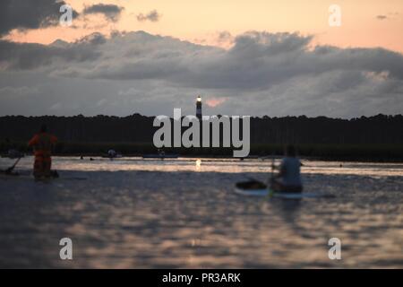 Menschen versammeln sich in der assateague Kanal vor Sonnenaufgang die 92. jährliche Pony Schwimmen in Lexington, Virginia, 26. Juli 2017 zu sehen. Zwei 24-Fuß-Special Purpose Craft-Shallow Wasser Boot Besatzungen aus Coast Guard Station Chincoteague arbeitete neben Virginia Marine Polizei Besatzungen Zuschauer während der Veranstaltung sicher zu halten. Stockfoto