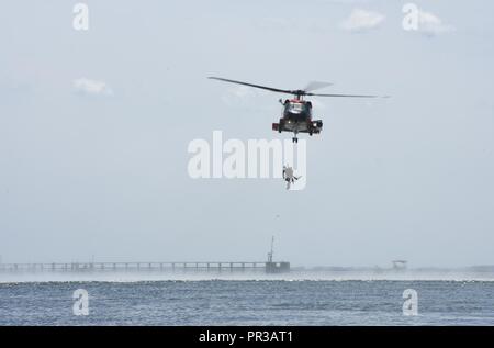 Der Küstenwache MH-60 Jayhawk Helikopter Crew von Air Station Elizabeth City, North Carolina, zeigt Such- und Rettungstechniken bei einer Open House Veranstaltung an der Coast Guard Station Lexington, Virginia, 25. Juli 2017. Die Station Chincoteague Crew eingeladen, der Öffentlichkeit die Station gründen und Boote über lokale und allgemeine Aufgaben der Küstenwache zu lernen, zu bereisen. Stockfoto