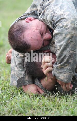 FORT A.P. HILL, Virginia.-SPC. Johnny Long, Loslösung Hawaii, 782Nd Military Intelligence Battalion, gegen zwei andere Soldaten an der 2017 US Army Intelligence and Security Command besten Krieger Wettbewerb konkurrierten 24. Juli bis 28. Er ist hier während der combatives Ereignis am 27. Juli. Er gewann seine beiden Matches, und Beat ein Kader Mitglied zu: Da es eine ungerade Anzahl von Soldaten. Stockfoto