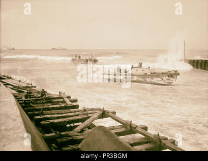 Tel Aviv. Eingang zum Zigarettenanzünder Waschbecken und schaue hinaus. 1934, Israel, Tel Aviv Stockfoto