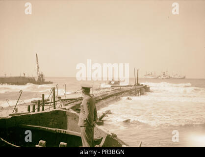 Tel Aviv. Eingang zum Zigarettenanzünder Waschbecken und schaue hinaus. 1934, Israel, Tel Aviv Stockfoto