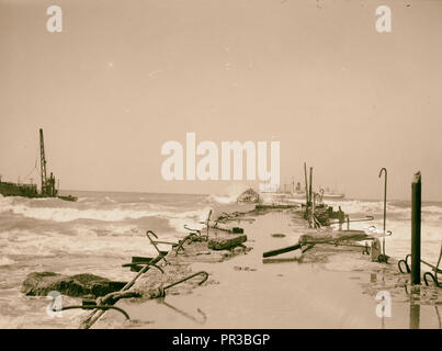 Tel Aviv. Eingang zum Zigarettenanzünder Waschbecken und schaue hinaus. 1934, Israel, Tel Aviv Stockfoto