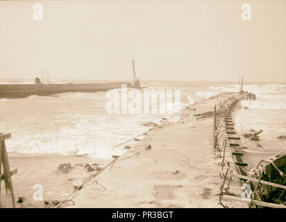 Tel Aviv. Eingang zum Zigarettenanzünder Waschbecken und schaue hinaus. 1934, Israel, Tel Aviv Stockfoto