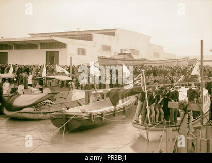 Offizielle Eröffnung des Tel Aviv Port. Menschenmassen, die am Rand des leichter Becken, Israel, Tel Aviv Stockfoto