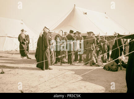 Ein tribal Mittagessen an Kavallerie post bei Tel-el-Meleiha, 20 km nördlich von Beerscheba, 18.01.1940. Gästen stehen über Stockfoto