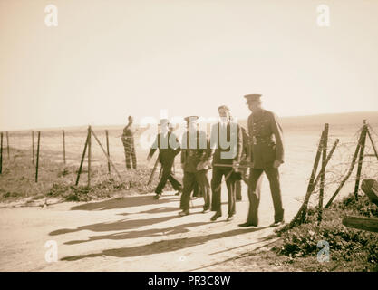 Ankunft in Palästina von Herrn Antony [d. h., Anthony] Eden. Herr Antony Eden begleitet zur Rezeption post am Flughafen in Gaza. 1940 Stockfoto
