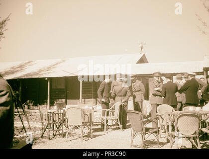 Ankunft in Palästina von Herrn Antony [d. h., Anthony] Eden. Herr Antony Eden Erfrischungen nehmen am Flughafen in Gaza. 1940, Gazastreifen Stockfoto