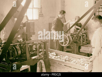 Arabische Fabriken und allgemeine Verbesserungen in Nablus, gleiches Werk. Die streichholzschachteln von Maschinen. 1940, West Bank, Nablus Stockfoto