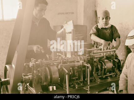 Arabische Fabriken und allgemeine Verbesserungen in Nablus, gleiches Werk. Die streichholzschachteln von Maschinen. 1940, West Bank, Nablus Stockfoto