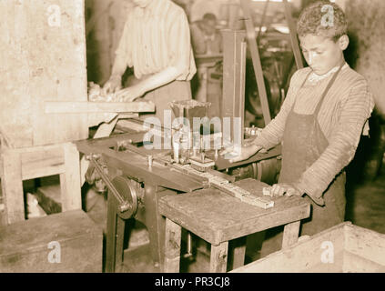 Arabische Fabriken und allgemeine Verbesserungen in Nablus, gleiches Werk. Kennzeichnung Streichholzschachteln von Maschinen. 1940, West Bank, Nablus Stockfoto