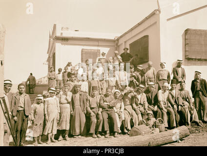 Arabische Fabriken und allgemeine Verbesserungen in Nablus, gleiches Werk. Außerhalb der Gruppe der Arbeiter der Fabrik. 1940, West Bank, Nablus Stockfoto