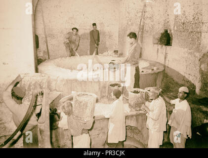 Arabische Fabriken und allgemeine Verbesserungen in Nablus, die Soap Factory. Die Hexenkessel flüssige Seife durchgeführt werden Zimmer auf Lager. 1940 Stockfoto