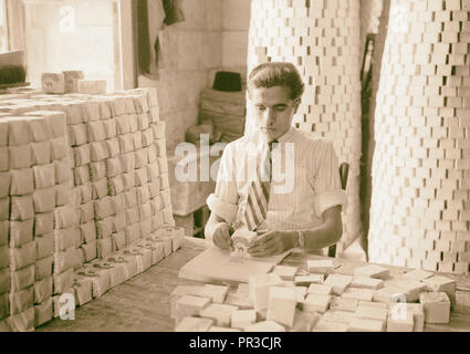 Arabische Fabriken und allgemeine Verbesserungen in Nablus, die Soap Factory. Verpackung Seife. 1940, West Bank, Nablus, Naher Osten Stockfoto