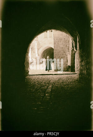 Arabische Fabriken und allgemeine Verbesserungen in Nablus, die neue Moschee an der Außenseite. Innere Altstadt, durch Torbogen 1940 suchen, West Stockfoto