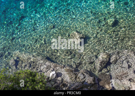 Kristallklarem, türkisfarbenem Wasser. Das Foto wurde auf der Ionischen Insel Kefalonia in Griechenland Stockfoto