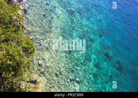 Kristallklarem, türkisfarbenem Wasser. Das Foto wurde auf der Ionischen Insel Kefalonia in Griechenland Stockfoto