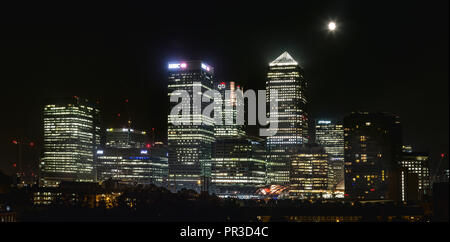 Vollmond über Canary Wharf, London's Main Financial District. Stockfoto
