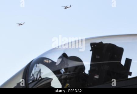 Ein US Air Force Pilot, 144 Fighter Squadron, bereitet eine F-15C Eagle für ein Training Mission während der National Guard UH-60 Hubschrauber "Bereitstellung", um mit der Unterstützung der Bekämpfung Kalifornien Waldbrände in Fresno Air Terminal, Calif Juli 27, 2017 zu nehmen. Der kalifornische Gouverneur Jerry Brown die National Guard aktiviert, um CalFire während der Waldbrandsaison unterstützen. Stockfoto