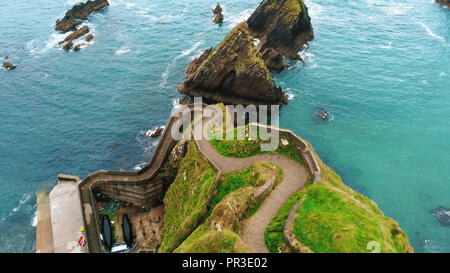 Luftaufnahme über Dunquin Pier auf der Halbinsel Dingle in Irland Stockfoto