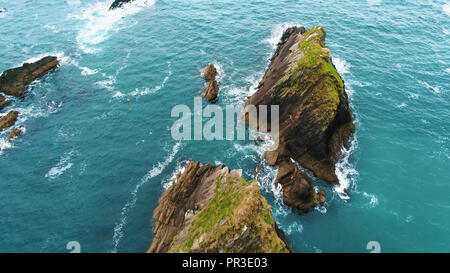 Die erstaunliche Landschaft in Dunquin Pier in Irland - Luftbild Stockfoto