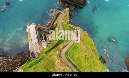 Luftaufnahme über erstaunliche Dunquin Pier an der Westküste von Irland Stockfoto