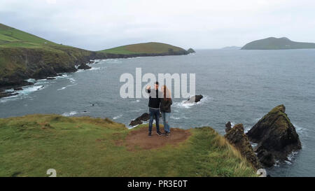 Junges Paar nimmt eine selfie in Dunquin Pier - Irland Antenne Flug Footage Stockfoto