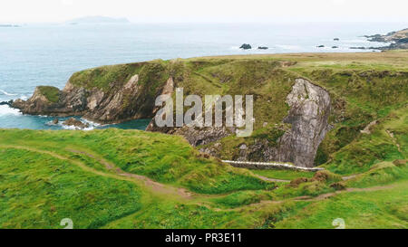 Erstaunlich Luftaufnahme über den rauen Küste von Dunquin Pier in Irland Stockfoto