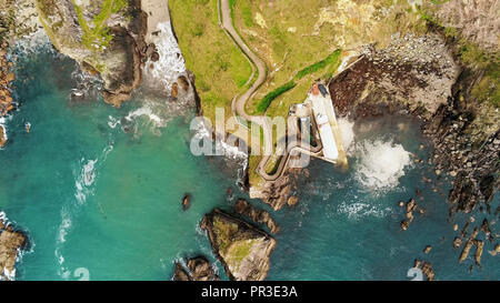Luftaufnahme über Dunquin Pier auf der Halbinsel Dingle - Ansicht von oben Stockfoto