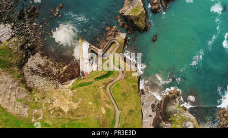 Luftaufnahme über Dunquin Pier auf der Halbinsel Dingle - Ansicht von oben Stockfoto
