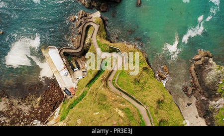 Drone Luftaufnahme über Dunquin Pier - ein Wahrzeichen in Irland Stockfoto