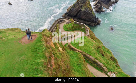 Luftaufnahme über ein Paar über Dunquin Pier suchen Stockfoto
