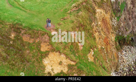 Luftaufnahme über ein Paar über Dunquin Pier suchen Stockfoto