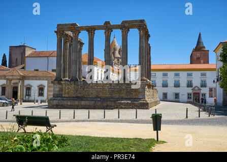 Tempel der Diana, der römische Tempel von Evora dem Kult des Kaiser Augustus gewidmet - das berühmteste Wahrzeichen von Evora. Portugal Stockfoto