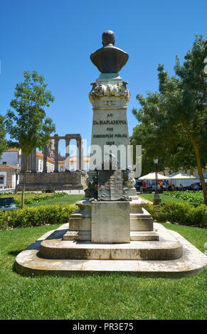 EVORA, PORTUGAL - Juli 1, 2016: Das Denkmal von Dr. Francisco Eduardo de Barahona Fragoso im Garten von Diana mit dem Tempel der Diana auf dem hinterg Stockfoto