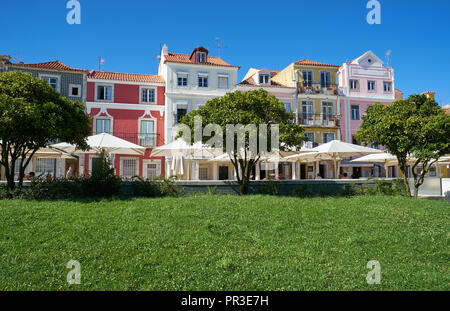 Lissabon, Portugal - Juli 02, 2016: Die Ansicht der Straßencafés auf der Rua Vieira Portuense im historischen Zentrum von Belem. Lissabon. Portugal Stockfoto