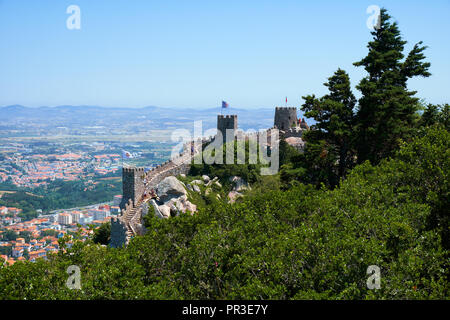 SINTRA, PORTUGAL - 03 Juli, 2016: Die schöne Aussicht von der Royal Tower auf die maurische Burg oben auf dem Berg über der Stadt Sintra. Sint Stockfoto