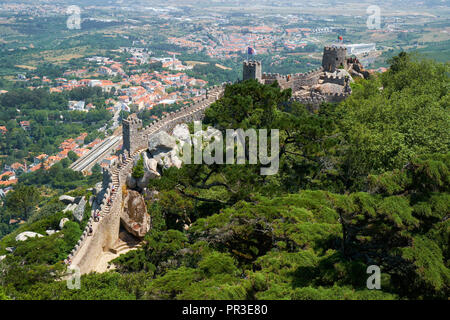 SINTRA, PORTUGAL - 03 Juli, 2016: Die schöne Aussicht von der Royal Tower auf die maurische Burg oben auf dem Berg über der Stadt Sintra. Sint Stockfoto