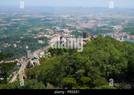 SINTRA, PORTUGAL - 03 Juli, 2016: Die schöne Aussicht von der Royal Tower auf die maurische Burg oben auf dem Berg über der Stadt Sintra. Sint Stockfoto