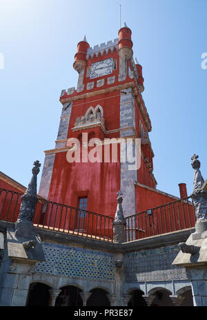 SINTRA, PORTUGAL - 03 Juli, 2016: Der Blick auf den Uhrturm mit den Türmchen und Zinnen. Palácio da Pena. Sintra. Portugal Stockfoto